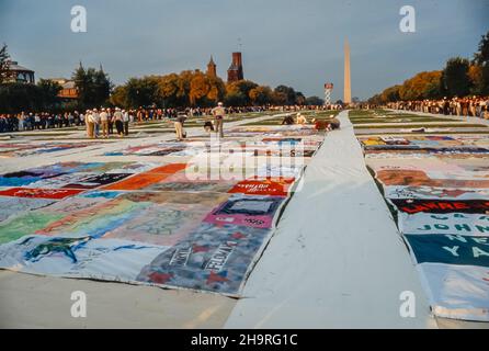 Washington, DC, USA, Crowd, 1. AIDS March on Washington, Demonstration, Names Project, AIDS Memorial Patchwork Quilts Display, 1980er Stockfoto