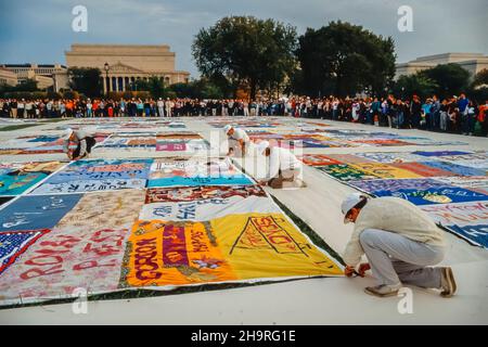 Washington, DC, USA, Crowd, 1. AIDS March on Washington, Demonstration, Names Project, AIDS Memorial Patchwork Quilts Display, 1987, AIDS 1980er Archive, US AIDS Epidemie Stockfoto