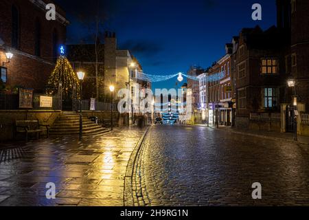 Weihnachtslichter und -Dekorationen in Guildford High Street, Stadtzentrum bei Nacht im Dezember 2021, Surrey, England, Großbritannien Stockfoto