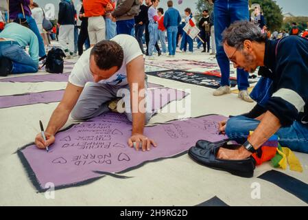 Washington, DC, USA, Crowd, 1. AIDS March on Washington, Demonstration, Names Project, AIDS Memorial Patchwork Quilts Display, Mann Writing mit Kaposi SaComa, 1987, US AIDS Epidemie, 1980er Archive Stockfoto