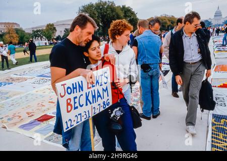 Washington, DC, USA, Crowd, 1. AIDS-Marsch auf Washington, Demonstration, Names Project, AIDS Patchwork Quilt Display, Menschen mit Zeichen in Erinnerung, 1987, US AIDS Epidemie 1980s Public Health Herausforderungen Stockfoto