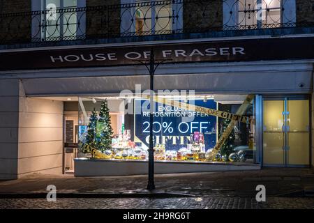 Fraser-Kaufhaus in der Guildford High Street mit weihnachtlicher Fensterdarstellung, Surrey, England, Großbritannien, bei Nacht Stockfoto