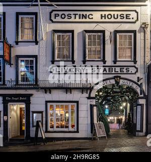 Das Angel Hotel, ehemalige Posting House Lackierungsställe, historisches Gebäude in der Guildford High Street, das zu Weihnachten in Surrey, Großbritannien, mit Angel Gate dekoriert wurde Stockfoto