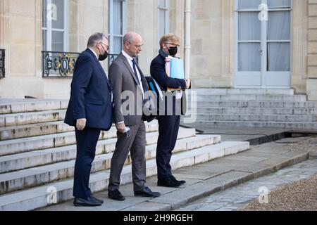 Staatsminister für Angelegenheiten des ländlichen Raums, dem Minister für territorialen Zusammenhalt und die Beziehungen zur Kommunalverwaltung Joel Giraud, dem französischen Minister für nationale Bildung, Jugend und Sport Jean Michel Blanquer und dem französischen Minister für Beziehungen zum Parlament und Bürgerbeteiligung beigeordnet, Dem Premierminister Marc Fesneau beigefügt geht nach der Teilnahme an der wöchentlichen Kabinettssitzung im Elysée-Palast am 8. Dezember 2021 in Paris zu Fuß. Foto von Raphael Lafargue/ABACAPRESS.COM Stockfoto