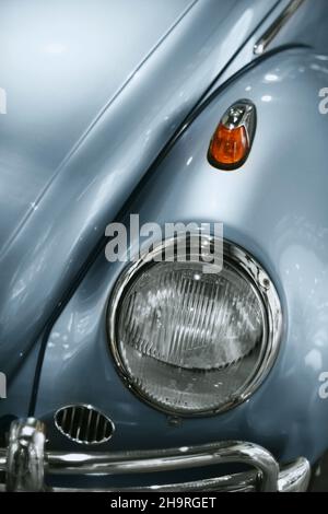 Izmir, Türkei - 21. Juni 2021: Nahaufnahme eines blauen Volkswagen-Käfer-Autos mit Signallicht und Kopflicht, das 1963 entstand. Editorial Shot in I Stockfoto