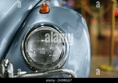 Izmir, Türkei - 21. Juni 2021: Nahaufnahme eines blauen VW-Käfer-Autokopflichts, das 1963 produziert wurde. Editorial Shot in Izmir Türkei. Stockfoto