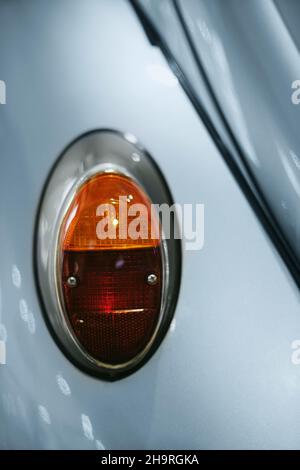 Izmir, Türkei - 21. Juni 2021: Nahaufnahme des Stopplichts eines blauen Volkswagen-Käfer, das 1963 entstand. Editorial Shot in Izmir Türkei. Stockfoto