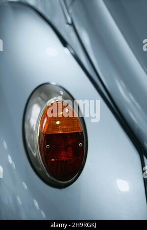 Izmir, Türkei - 21. Juni 2021: Nahaufnahme des Stopplichts eines blauen Volkswagen-Käfer, das 1963 entstand. Editorial Shot in Izmir Türkei. Stockfoto