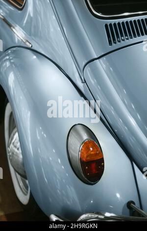 Izmir, Türkei - 21. Juni 2021: Nahaufnahme des Stopplichts eines blauen Volkswagen-Käfer, das 1963 entstand. Editorial Shot in Izmir Türkei. Stockfoto