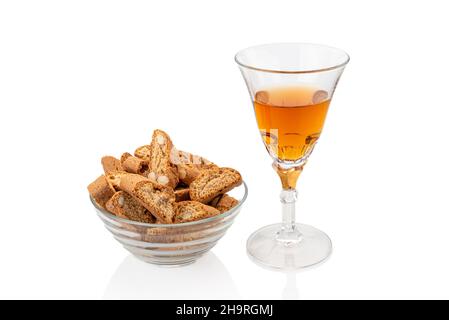 Cantuccini Mandelkekse in Glasbecher mit Glas Vin Santo Süßwein auf weiß isoliert. Typische toskanische Produkte, Italien. Speicherplatz kopieren Stockfoto