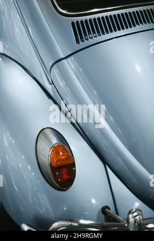 Izmir, Türkei - 21. Juni 2021: Nahaufnahme des Stopplichts eines blauen Volkswagen-Käfer, das 1963 entstand. Editorial Shot in Izmir Türkei. Stockfoto