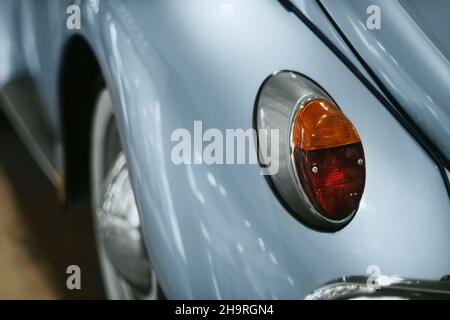 Izmir, Türkei - 21. Juni 2021: Nahaufnahme des Stopplichts eines blauen Volkswagen-Käfer, das 1963 entstand. Editorial Shot in Izmir Türkei. Stockfoto