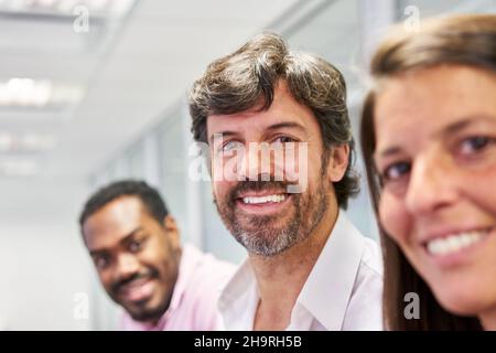 Drei junge Geschäftsleute als erfolgreiches internationales Start-up-Team Stockfoto