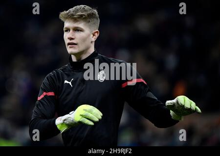 Mailand, Italien. 07th Dez 2021. Andreas Jungdal vom AC Mailand erwärmt sich während des UEFA Champions League-Fußballspiels der Gruppe B zwischen dem AC Mailand und Liverpool im San Siro-Stadion in Mailand (Italien) am 7th. Dezember 2021. Foto Andrea Staccioli/Insidefoto Kredit: Insidefoto srl/Alamy Live News Stockfoto