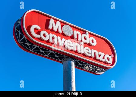 Moncieri, Turin, Italien - 6. Dezember 2021: Großes Schild mit Logo von Mondo Convenienza Store auf blauem Himmel, ist es italienische Firma großen Vertrieb von Stockfoto