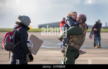 Familien aus 820 Geschwader vereinen sich nach der Rückkehr zur Luftstation Helston in Cornwall, die heute mit ihren sieben Merlin Mk2-Hubschraubern besetzt ist, wieder, waren rund 60 Flugzeugbesatzungen und Ingenieure aus der Geschwader, während die anderen getrennt zurückkehrten. Die Carrier Strike Group 2021 umfasst neun Schiffe aus verschiedenen alliierten Ländern, ein U-Boot, 32 Flugzeuge und mehr als 3.700 Mitarbeiter. Der Einsatz war ein wichtiger Meilenstein bei der Etablierung der globalen Fähigkeit des Vereinigten Königreichs, F35 Jets als Teil der konventionellen Abschreckung des Vereinigten Königreichs zu betreiben. Stockfoto