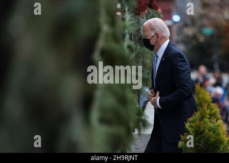 Washignton, USA. 08th Dez 2021. Präsident Joe Biden kommt in der Holy Trinity Church in Georgetown in Washington, DC an, nachdem er dort am 8. Dezember 2021 an der Messe teilgenommen hatte. (Foto von Oliver Contreras/Sipa USA) Quelle: SIPA USA/Alamy Live News Stockfoto