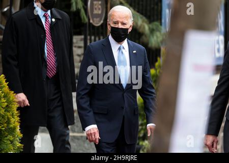 Washignton, USA. 08th Dez 2021. Präsident Joe Biden verlässt die Holy Trinity Church im Stadtteil Georgetown in Washington, DC, nachdem er dort am 8. Dezember 2021 an der Messe teilgenommen hatte. (Foto von Oliver Contreras/Sipa USA) Quelle: SIPA USA/Alamy Live News Stockfoto