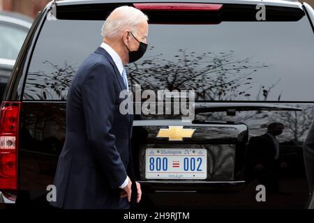 Washignton, USA. 08th Dez 2021. Präsident Joe Biden verlässt die Holy Trinity Church im Stadtteil Georgetown in Washington, DC, nachdem er dort am 8. Dezember 2021 an der Messe teilgenommen hatte. (Foto von Oliver Contreras/Sipa USA) Quelle: SIPA USA/Alamy Live News Stockfoto