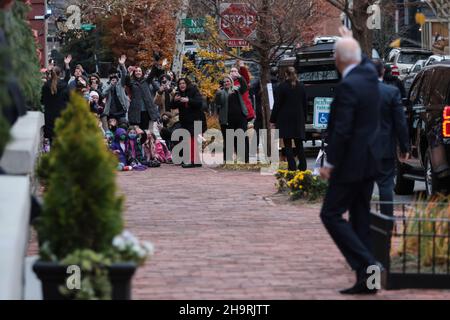 Washignton, USA. 08th Dez 2021. Präsident Joe Biden winkt einer Gruppe von Kindern zu, als er nach seiner Teilnahme an der Messe dort am 8. Dezember 2021 in der Kirche der Heiligen Dreifaltigkeit in Georgetown in Washington, DC, ankommt. (Foto von Oliver Contreras/Sipa USA) Quelle: SIPA USA/Alamy Live News Stockfoto