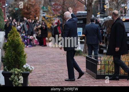 Washignton, USA. 08th Dez 2021. Präsident Joe Biden winkt einer Gruppe von Kindern zu, als er nach seiner Teilnahme an der Messe dort am 8. Dezember 2021 in der Kirche der Heiligen Dreifaltigkeit in Georgetown in Washington, DC, ankommt. (Foto von Oliver Contreras/Sipa USA) Quelle: SIPA USA/Alamy Live News Stockfoto