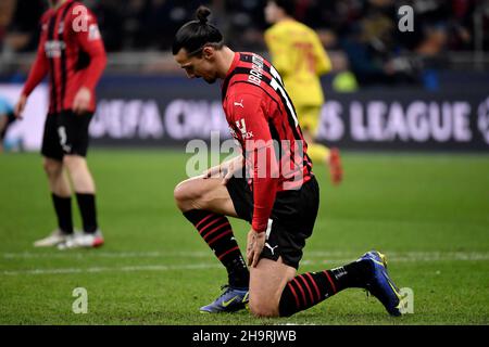 Mailand, Italien. 07th Dez 2021. Zlatan Ibrahimovic vom AC Mailand reagiert während des UEFA Champions League-Fußballspiels der Gruppe B zwischen dem AC Mailand und Liverpool im San Siro-Stadion in Mailand (Italien) am 7th. Dezember 2021. Foto Andrea Staccioli/Insidefoto Kredit: Insidefoto srl/Alamy Live News Stockfoto