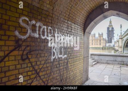 Graffiti unter der Westminster Bridge gegenüber dem Houses of Parliament, London, Großbritannien 7th. Dezember 2021. Stockfoto