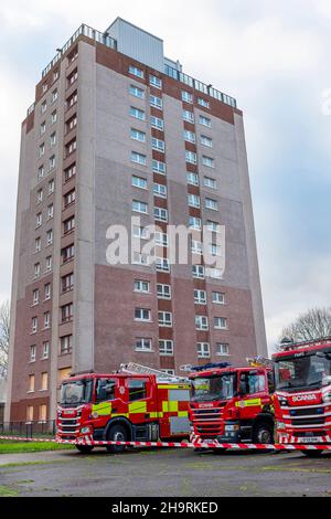 08. Dezember 2021. Irvine, Großbritannien. Geräte und Mitarbeiter der schottischen Feuerwehr und Rettungsdienste aus verschiedenen Stationen im Westen Schottlands nahmen an einer Übung mit mehreren Agenturen in den unbesetzten, mehrstöckigen Wohnungen in Doon Court, Irvine, Ayrshire, Schottland, Großbritannien, Teil. Mehrere Studenten und nicht dienstende Mitarbeiter spielten die Rolle der Bewohner und Opfer. Kredit: Findlay / Alamy Live Nachrichten Stockfoto