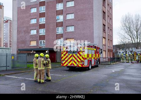 Irvine, Großbritannien. 08th Dez 2021. Geräte und Mitarbeiter der schottischen Feuerwehr und Rettungsdienste aus verschiedenen Stationen im Westen Schottlands nahmen an einer Übung mit mehreren Agenturen in den unbesetzten, mehrstöckigen Wohnungen in Doon Court, Irvine, Ayrshire, Schottland, Großbritannien, Teil. Mehrere Studenten und nicht dienstende Mitarbeiter spielten die Rolle der Bewohner und Opfer. Kredit: Findlay/Alamy Live Nachrichten Stockfoto