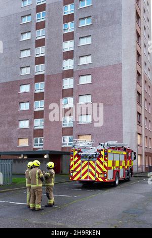 Irvine, Großbritannien. 08th Dez 2021. Geräte und Mitarbeiter der schottischen Feuerwehr und Rettungsdienste aus verschiedenen Stationen im Westen Schottlands nahmen an einer Übung mit mehreren Agenturen in den unbesetzten, mehrstöckigen Wohnungen in Doon Court, Irvine, Ayrshire, Schottland, Großbritannien, Teil. Mehrere Studenten und nicht dienstende Mitarbeiter spielten die Rolle der Bewohner und Opfer. Kredit: Findlay/Alamy Live Nachrichten Stockfoto