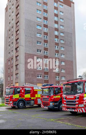 Irvine, Großbritannien. 08th Dez 2021. Geräte und Mitarbeiter der schottischen Feuerwehr und Rettungsdienste aus verschiedenen Stationen im Westen Schottlands nahmen an einer Übung mit mehreren Agenturen in den unbesetzten, mehrstöckigen Wohnungen in Doon Court, Irvine, Ayrshire, Schottland, Großbritannien, Teil. Mehrere Studenten und nicht dienstende Mitarbeiter spielten die Rolle der Bewohner und Opfer. Kredit: Findlay/Alamy Live Nachrichten Stockfoto