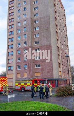 08. Dezember 2021. Irvine, Großbritannien. Geräte und Mitarbeiter der schottischen Feuerwehr und Rettungsdienste aus verschiedenen Stationen im Westen Schottlands nahmen an einer Übung mit mehreren Agenturen in den unbesetzten, mehrstöckigen Wohnungen in Doon Court, Irvine, Ayrshire, Schottland, Großbritannien, Teil. Mehrere Studenten und nicht dienstende Mitarbeiter spielten die Rolle der Bewohner und Opfer. Kredit: Findlay / Alamy Live Nachrichten Stockfoto