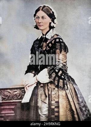 Florence Nightingale OM RRC DStJ (12. Mai 1820 – 13. August 1910) war ein englischer Sozialreformer, Statistiker und Begründer der modernen Krankenpflege. Nightingale wurde während des Krimkrieges als Managerin und Trainerin von Krankenschwestern bekannt, in dem sie die Betreuung von verwundeten Soldaten in Konstantinopel organisierte. Sie gab der Krankenpflege einen guten Ruf und wurde zu einer Ikone der viktorianischen Kultur, vor allem in der Persona „die Frau mit der Lampe“, die nachts mit verwundeten Soldaten auftrat. Stockfoto