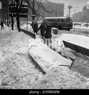 Warszawa, 1969-12. Kilkunastocentymetrowy œnieg zasypa³ samochody, ulice i place. Warszawiacy musieli zmierzyæ siê z ogromnymi zaspami œniegu. NZ. Zaspy œniegu na Placu Konstytucji. pw PAP/Henryk Rosiak Dok³adny dzieñ wydarzenia nieustalony. Warschau, Dezember 1969. Über 10 cm Schnee fielen im Dezember. Straßen, Parks, Autos waren mit Schnee bedeckt. Es gab riesige Schneebänke. Im Bild: Schneebänke auf dem Konstytucji-Platz. pw Stockfoto