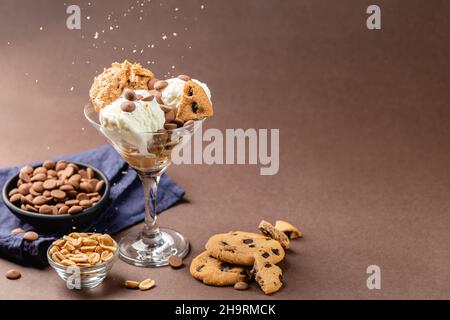 Hausgemachtes Erdnussbutter-Eis mit Erdnüssen und Schokoladenkeksen Stockfoto
