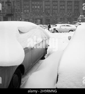 Warszawa, 1969-12. Kilkunastocentymetrowy œnieg zasypa³ samochody, ulice i place. Warszawiacy musieli zmierzyæ siê z ogromnymi zaspami œniegu. NZ. oœnie¿eine Samochody na Placu Konstytucji. pw PAP/Henryk Rosiak Dok³adny dzieñ wydarzenia nieustalony. Warschau, Dezember 1969. Über 10 cm Schnee fielen im Dezember. Straßen, Parks, Plätze waren mit Schnee bedeckt. Im Bild: Schneebedeckte Autos auf dem Plac Konstytucji Platz. pw PAP/Stanislaw Dabrowiecki Stockfoto