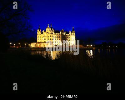 Das berühmte Schweriner Schloss wurde in der Dämmerung beleuchtet. Stockfoto