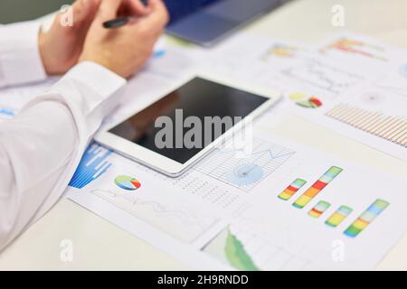 Business man mit Tablet-Computer und Charts in der Finanzanalyse und Planung Stockfoto
