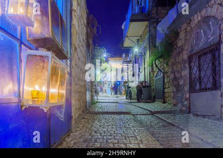 Safed, Israel - 05. Dezember 2021: Ansicht einer Gasse im jüdischen Viertel mit einer traditionellen Menora (Hanukkah-Lampe) mit Olivenölkerzen, platziert ne Stockfoto