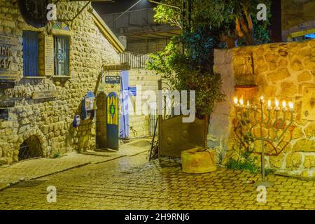 Safed, Israel - 05. Dezember 2021: Ansicht einer Gasse im jüdischen Viertel mit einer Menora (Hanukkah-Lampe), in Safed (Tzfat), Israel Stockfoto