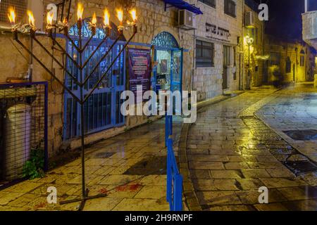 Safed, Israel - 05. Dezember 2021: Ansicht einer Gasse im jüdischen Viertel mit einer Menora (Hanukkah-Lampe), in Safed (Tzfat), Israel Stockfoto