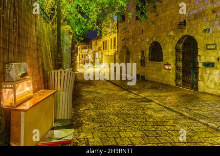 Safed, Israel - 05. Dezember 2021: Ansicht einer Gasse im jüdischen Viertel mit einer traditionellen Menora (Hanukkah-Lampe) mit Olivenölkerzen, platziert ne Stockfoto