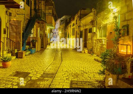 Safed, Israel - 05. Dezember 2021: Ansicht einer Gasse im jüdischen Viertel mit einer traditionellen Menora (Hanukkah-Lampe) mit Olivenölkerzen, platziert ne Stockfoto