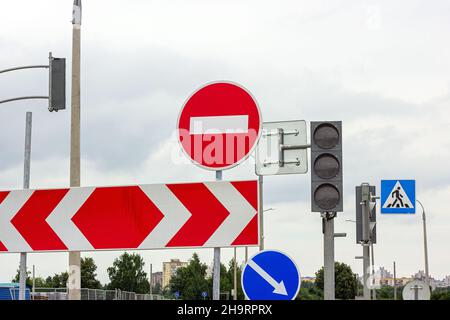 Rot und weiß nicht betreten und andere Zeichen auf grau matt bedeckt Himmel Hintergrund. Stockfoto