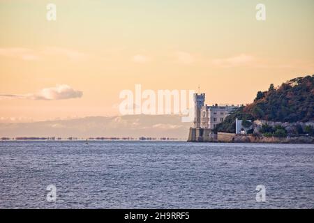 Schloss Miramare an der Küste von Triest, Blick auf den Sonnenuntergang, Region Friaul-Julisch Venetien in Italien Stockfoto