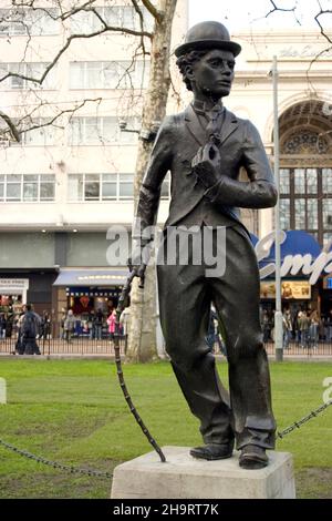 Bronzestatue von Charlie Chaplin, Leicester Square, London, Großbritannien. Stockfoto