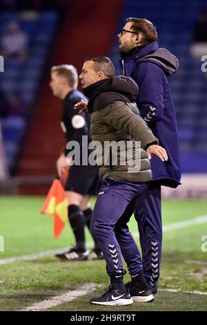 OLDHAM, GBR. DEZ 7th Selim Benachour (Interim Head Coach) von Oldham Athletic und Conor Marlin (Assistant Interim Head Coach) von Oldham Athletic während des Spiels der Sky Bet League 2 zwischen Oldham Athletic und Tranmere Rovers im Boundary Park, Oldham, am Dienstag, den 7th. Dezember 2021. (Kredit: Eddie Garvey | MI Nachrichten) Kredit: MI Nachrichten & Sport /Alamy Live Nachrichten Stockfoto