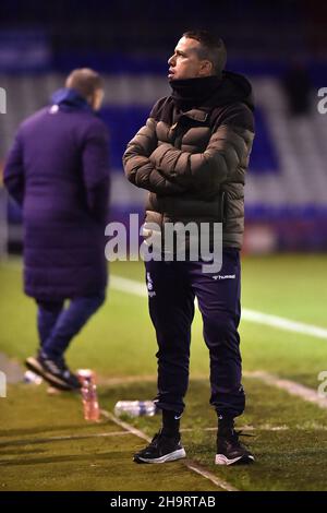 OLDHAM, GBR. DEZ 7th Selim Benachour (Interim Head Coach) von Oldham Athletic während des Spiels der Sky Bet League 2 zwischen Oldham Athletic und Tranmere Rovers im Boundary Park, Oldham, am Dienstag, den 7th. Dezember 2021. (Kredit: Eddie Garvey | MI Nachrichten) Kredit: MI Nachrichten & Sport /Alamy Live Nachrichten Stockfoto