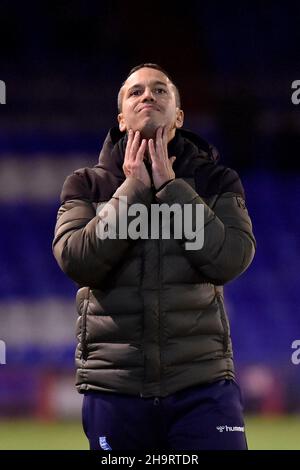 OLDHAM, GBR. DEZ 7th Selim Benachour (Interim Head Coach) von Oldham Athletic während des Spiels der Sky Bet League 2 zwischen Oldham Athletic und Tranmere Rovers im Boundary Park, Oldham, am Dienstag, den 7th. Dezember 2021. (Kredit: Eddie Garvey | MI Nachrichten) Kredit: MI Nachrichten & Sport /Alamy Live Nachrichten Stockfoto