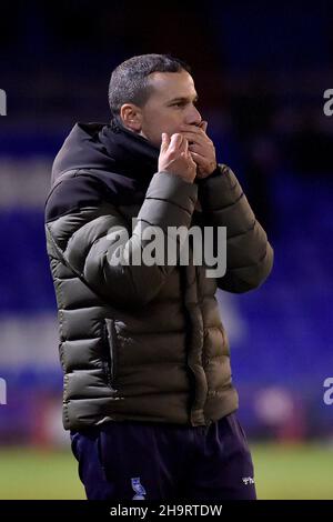 OLDHAM, GBR. DEZ 7th Selim Benachour (Interim Head Coach) von Oldham Athletic während des Spiels der Sky Bet League 2 zwischen Oldham Athletic und Tranmere Rovers im Boundary Park, Oldham, am Dienstag, den 7th. Dezember 2021. (Kredit: Eddie Garvey | MI Nachrichten) Kredit: MI Nachrichten & Sport /Alamy Live Nachrichten Stockfoto